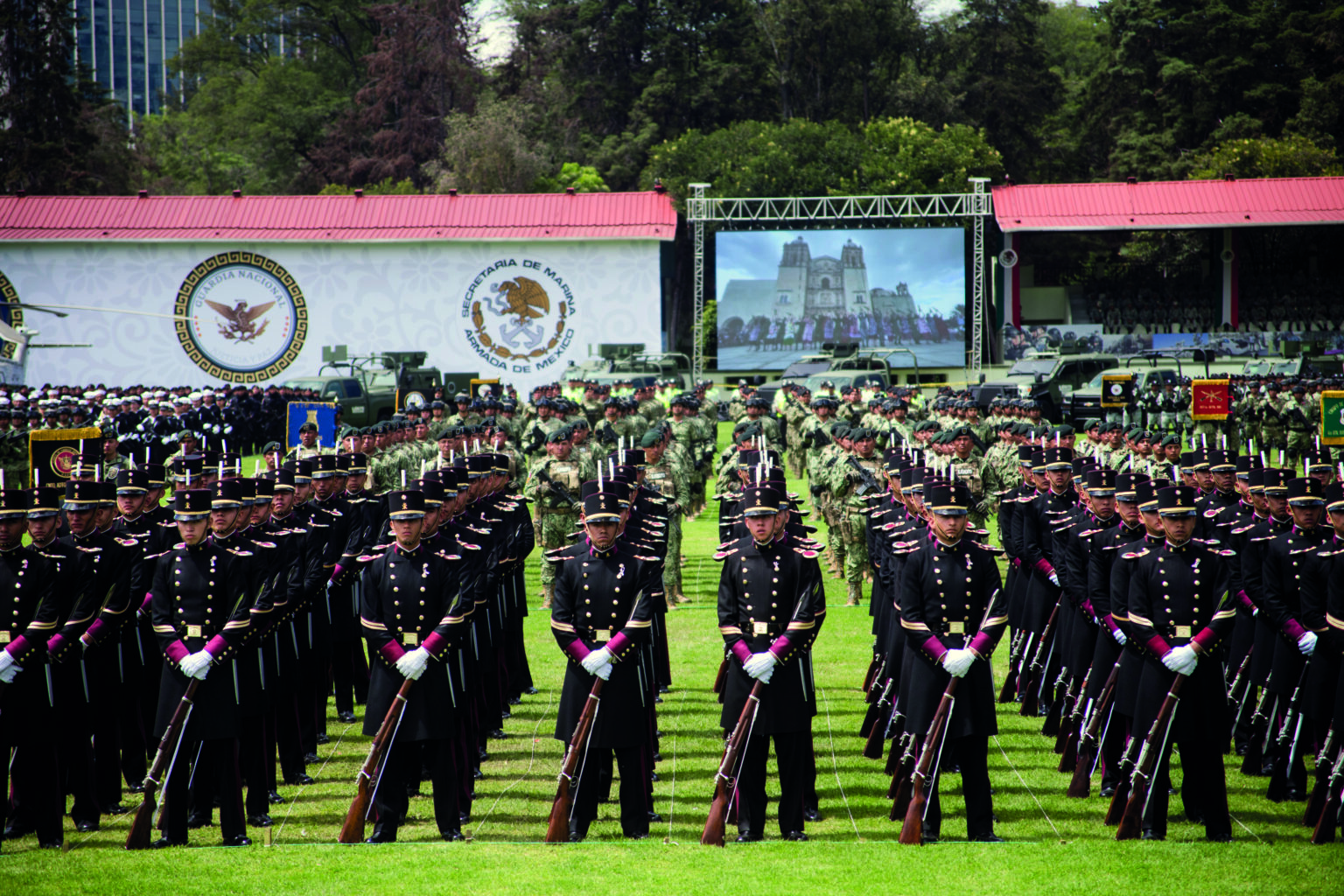 Secretarios de la Sedena y Semar - Armas - Revista Militar