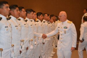 31 PILOTOS AERONAVALES RECIBEN ALAS DORADAS TRAS CONCLUIR SUS ESTUDIOS EN LA PAZ, BCS
