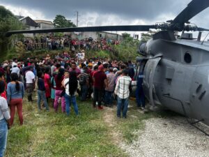MARINA DISTRIBUYE 60 TONELADAS DE AYUDA A TRAVÉS DEL PUENTE AÉREO EN LA HUASTECA